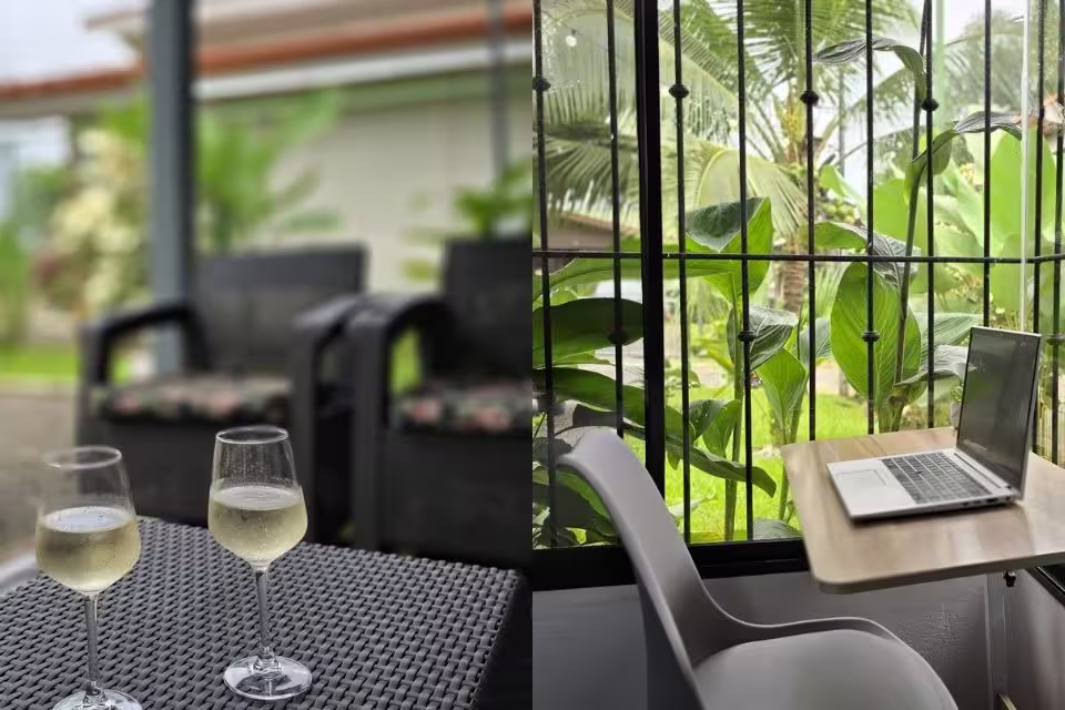 Acogedora terraza y patio para disfrutar café y descanso cerca de Arenal